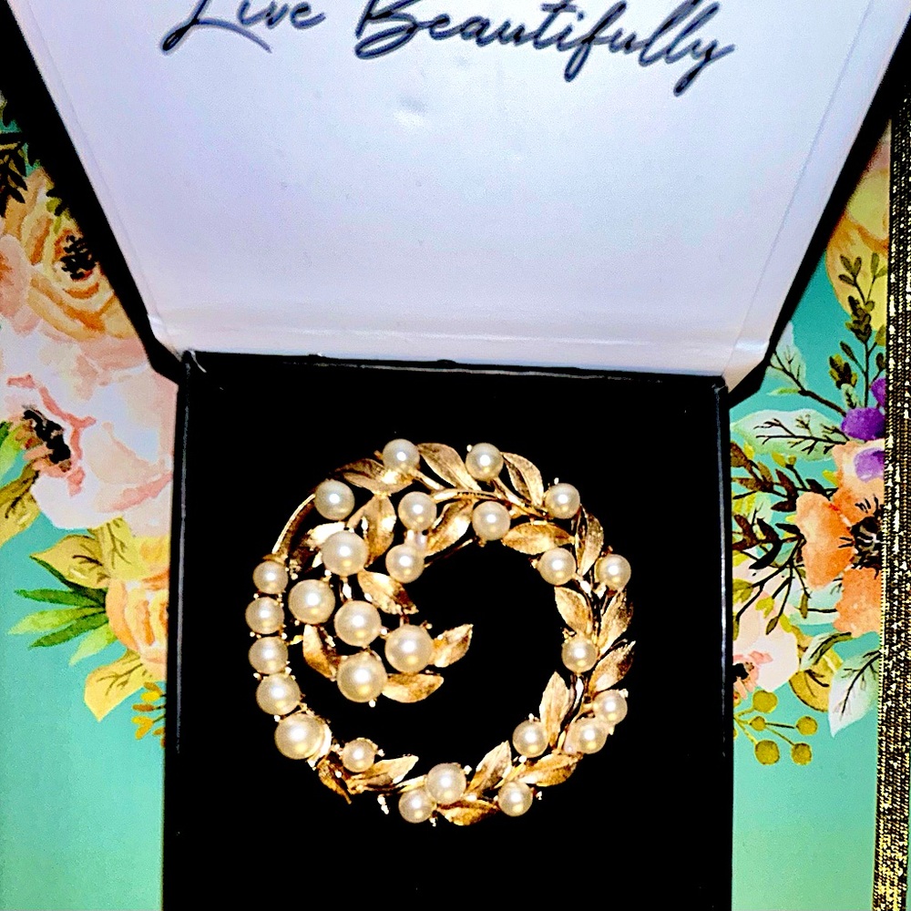 Gold Wreath Brooch Pearl Accents Vintage Like New